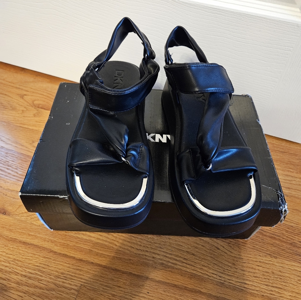 🌟DKNY Black Sandals with Silver Accents🌟